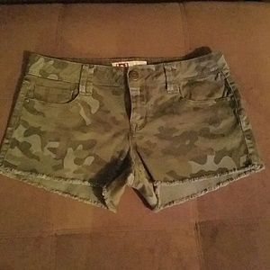 L.E.I. Camo shorts
